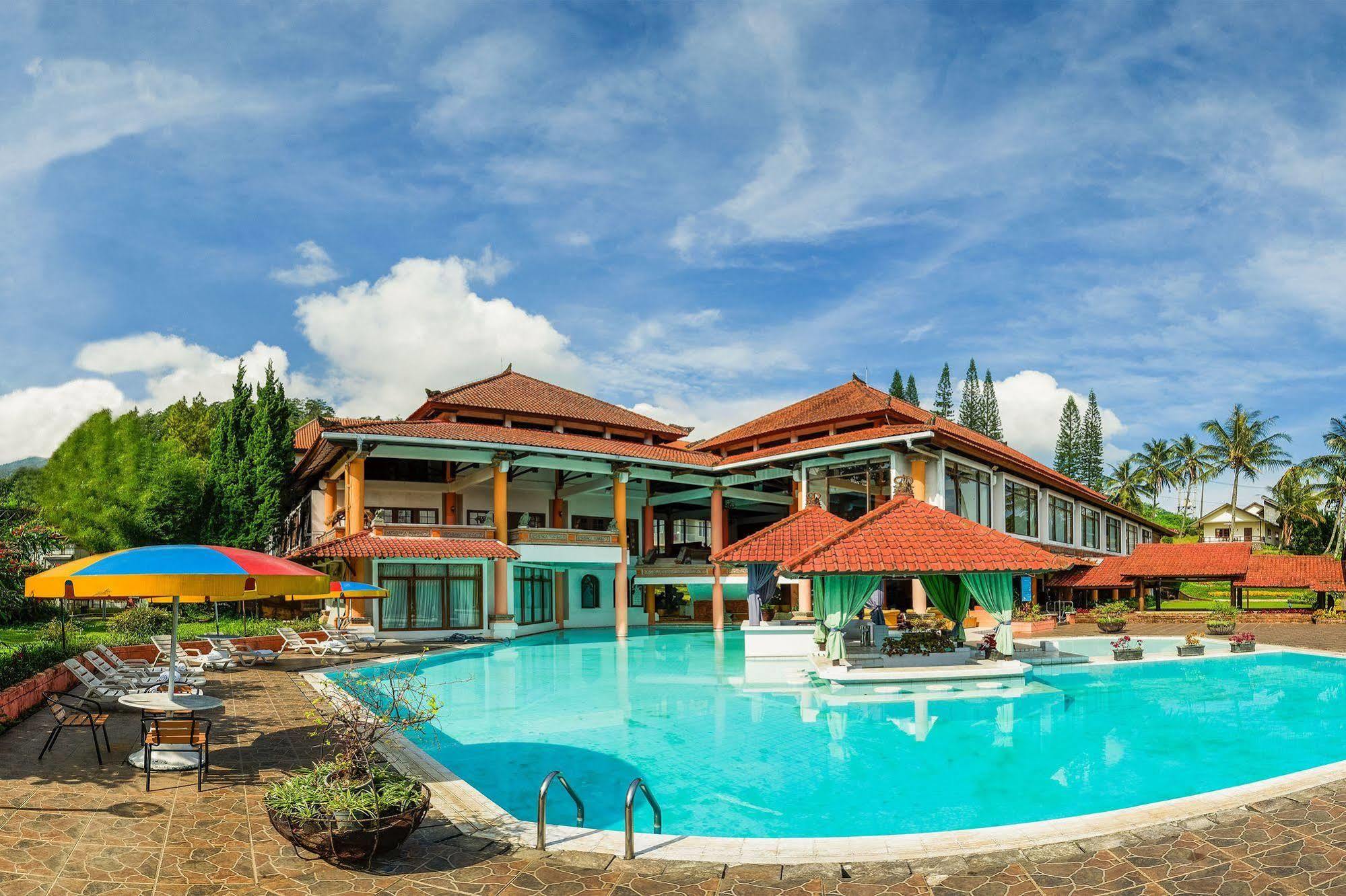 Royal Hotel And Villas Trawas Kültér fotó